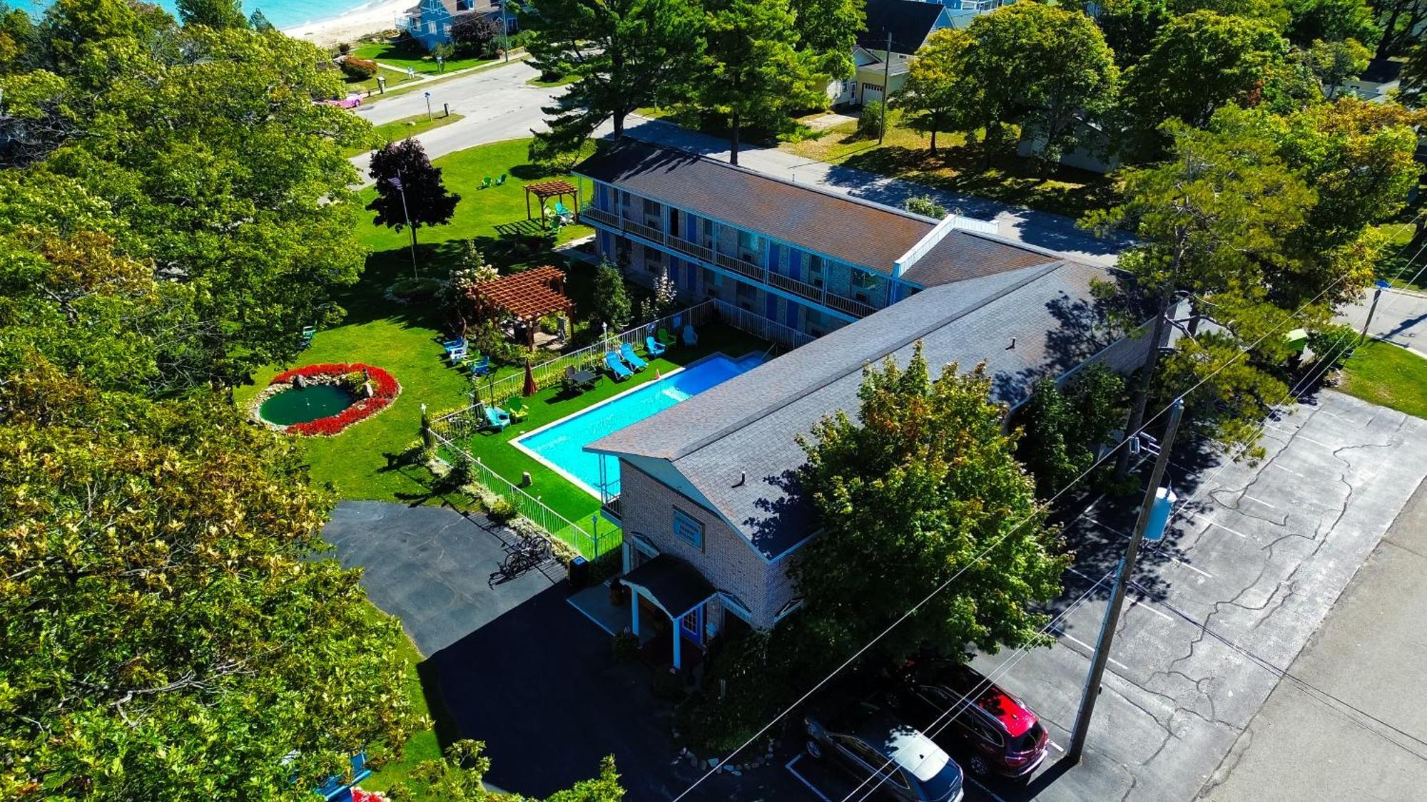 American Boutique Inn - Lakeview Mackinaw City Exterior photo